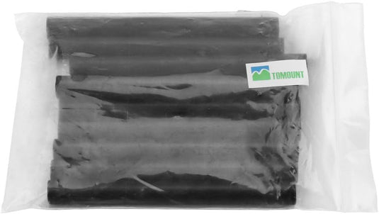 Een doorzichtige plastic zak bevat zwarte cilindrische voorwerpen met een groen en blauw TOMOUNT-logo. Deze essentiële magnesium vuurstarters, gemerkt als "Ontsteek vuren overal! - 10-pack," zijn perfect voor buitenavonturen, zodat u ze gemakkelijk kunt vonken produceren in elke buitenomgeving.