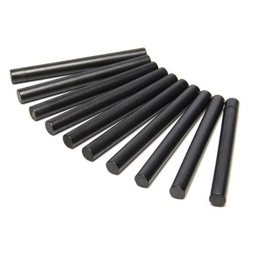 Tien zwarte cilindervormige staafjes uit de serie "Ontsteek vuren overal! - 10-pack magnesium vuurstarters" zijn verspringend op een witte achtergrond geplaatst en nodigen je uit om je passie voor buitenavonturen aan te wakkeren.