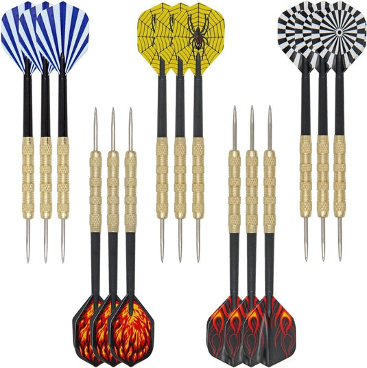 De set "Perfecte dartpijlen voor beginners en enthousiaste spelers! 🎯" bevat twaalf darts met stalen punt, met vluchtontwerpen zoals blauwe strepen, een geel spinnenweb, zwart-witte spiralen en vurige patronen. Ze zijn gerangschikt in vier groepen van drie.