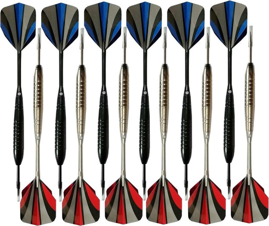 Tien dartpijlen met metalen barrels, zwarte en zilveren shafts en gestreepte vinnen in afwisselend blauwe en rode kleuren zijn vakkundig verticaal op een rij gerangschikt als onderdeel van de premium set 