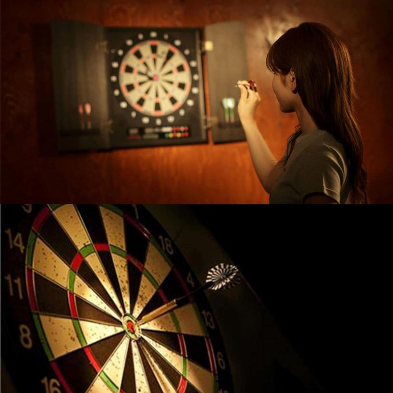 Laad afbeelding in Galerijviewer, Een vrouw richt vanuit haar dartset op een dartbord aan de muur. In close-up is te zien hoe de Perfecte dartpijlen voor beginners en enthousiaste spelers door de lucht schieten en precies hun doel raken.
