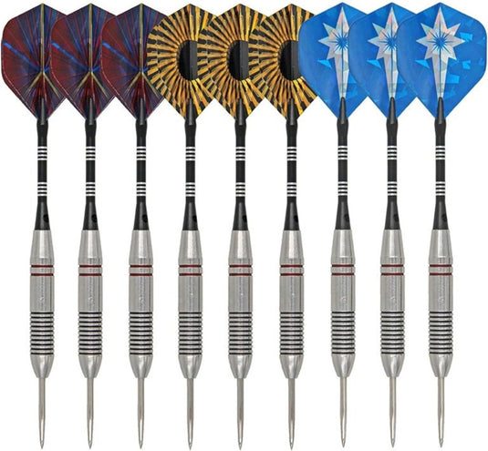 De set "Perfecte dartpijlen voor beginners en enthousiaste spelers! 🎯" bevat negen darts met stalen punt, metalen barrels en felle flights in de kleuren rood, strak zwart en goud, en dynamisch blauw met sterrendesign.