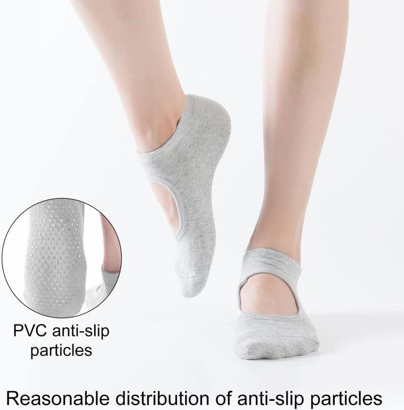 Laad afbeelding in Galerijviewer, Close-up van voeten in grijze yogasokken van &quot;Verbeter je yoga ervaring met onze yoga sokken!&quot; gemaakt van hoogwaardig katoen, voorzien van zolen met antislip PVC-deeltjes. Tekst benadrukt de verdeling van antislipdeeltjes.
