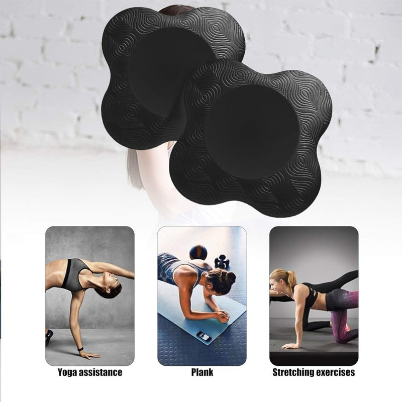 Laad afbeelding in Galerijviewer, Drie afbeeldingen tonen vrouwen die yoga, planken en stretchen doen op een witte achtergrond. Er worden twee zwarte kniebeschermers getoond, gemaakt van duurzaam polyurethaanschuim voor gewrichtsbescherming van het product &quot;Bescherm je gewrichten optimaal met antislip yoga kniebeschermers!.
