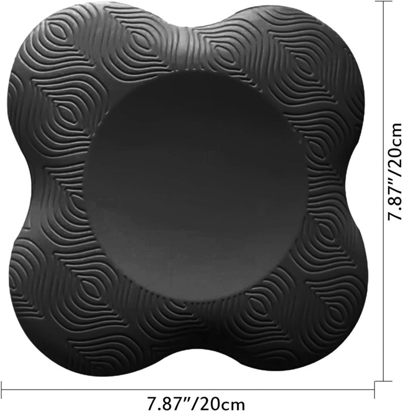 Laad afbeelding in Galerijviewer, Deze zwarte siliconenmat heeft een golvende, gestructureerde rand met een diameter van 20 cm (7,87 inch). Hij is ontworpen voor optimale yogasessies en heeft antislipeigenschappen en extra bescherming voor de gewrichten.

