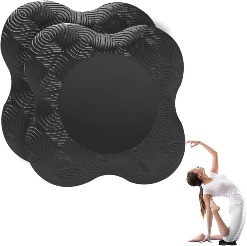 Laad afbeelding in Galerijviewer, Twee zwarte ronde schuimkussentjes, gemaakt van duurzaam polyurethaanschuim met golvende texturen, worden rechts boven een vrouw in een yogahouding getoond en bieden gewrichtsbescherming en stabiliteit zoals beschreven in &quot;Bescherm je gewrichten optimaal met antislip yoga kniebeschermers!.
