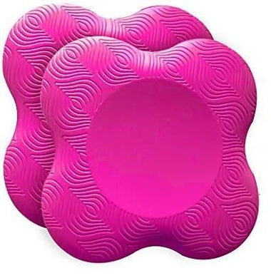 Twee roze, bloemvormige kniebeschermers van duurzaam polyurethaanschuim bieden gestructureerde oppervlakken voor optimale gewrichtsbescherming. Ze overlappen sierlijk op een witte achtergrond, waardoor ze de perfecte Bescherm je gewrichten optimaal met antislip yoga kniebeschermers!.