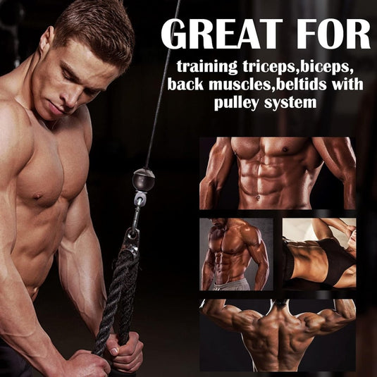 Een man gebruikt fitnessapparatuur naast afbeeldingen van gespierde torso's. Tekst luidt: "Ideaal voor het trainen van triceps, biceps, rugspieren en deltoids met het robuuste katrolsysteem van de Sterke 2m fitness stalen kabel voor je thuis gym.