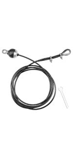 Laad afbeelding in Galerijviewer, De 2m Sterke Fitness Stalen Kabel is een opgerolde zwarte kabel met een metalen lus en bolvormig uiteinde, voorzien van twee clips en een L-vormig gereedschap, gemaakt van duurzaam roestvrijstaal voor optimale stevigheid in uw sportschool thuis.
