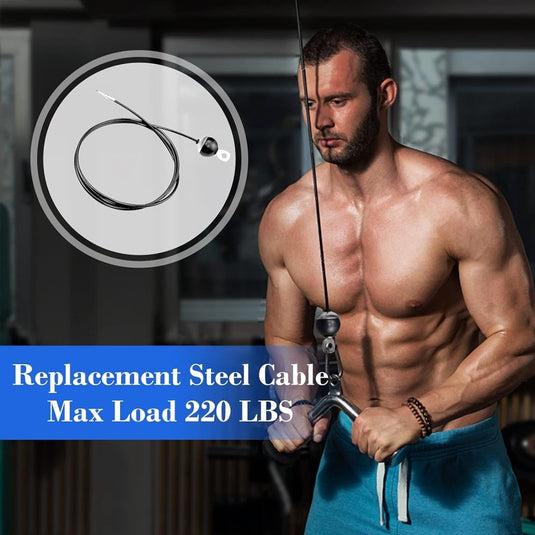 Een man traint met een kabelmachine met behulp van de "Sterke 2m fitness stalen kabel voor je thuis gym", die een maximale capaciteit van 220 lbs heeft, wat zorgt voor stevige prestaties en duurzaamheid tijdens intensieve trainingen.
