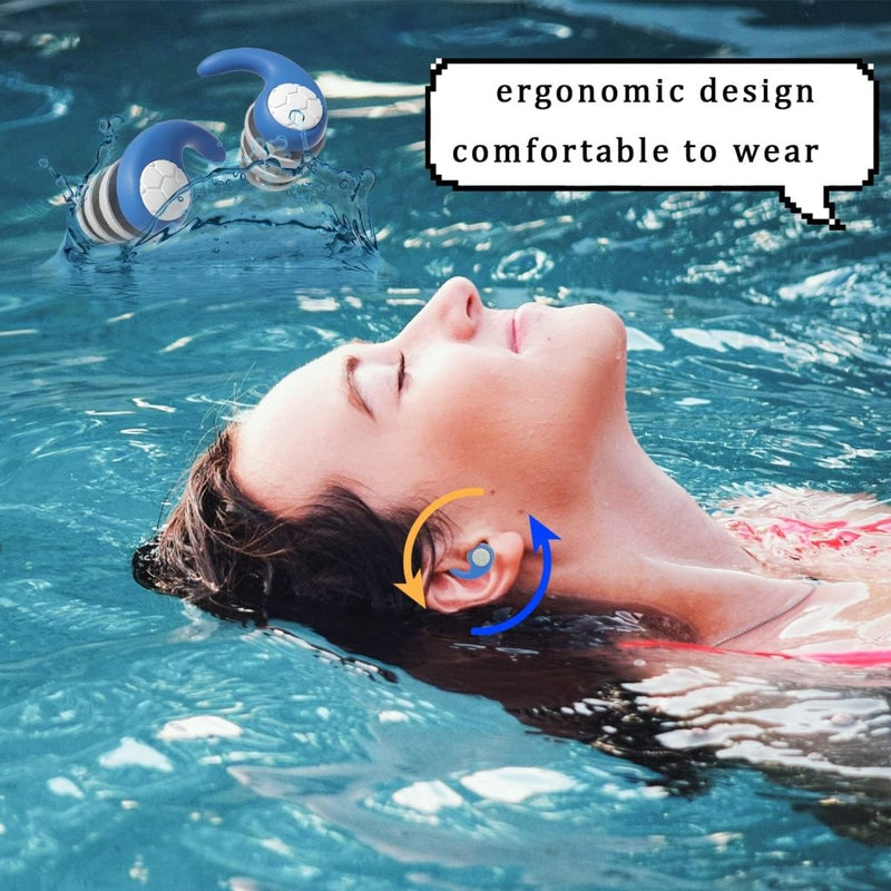 Laad afbeelding in Galerijviewer, Persoon die in het zwembad drijft en Ervaar comfort en bescherming draagt met onze siliconen zwemoordoppen! Tekst: &quot;Ergonomisch ontwerp, comfortabel om te dragen.
