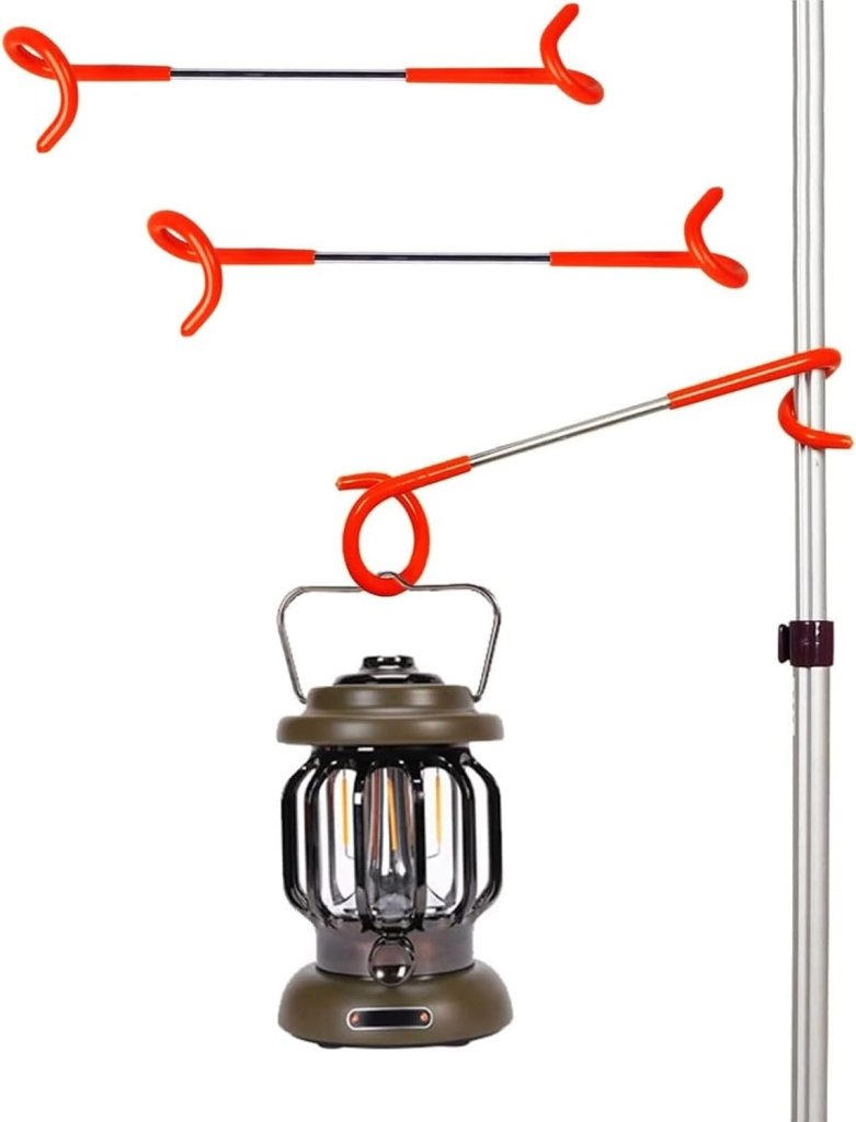 Laad afbeelding in Galerijviewer, De Avontuurlijk licht: 3x outdoor multifunctionele campinglamp haak is voorzien van een oranje hanger aan een metalen paal om een lantaarn aan te bevestigen, ideaal voor veelzijdig gebruik tijdens het kamperen, met twee extra hangers hierboven afgebeeld.
