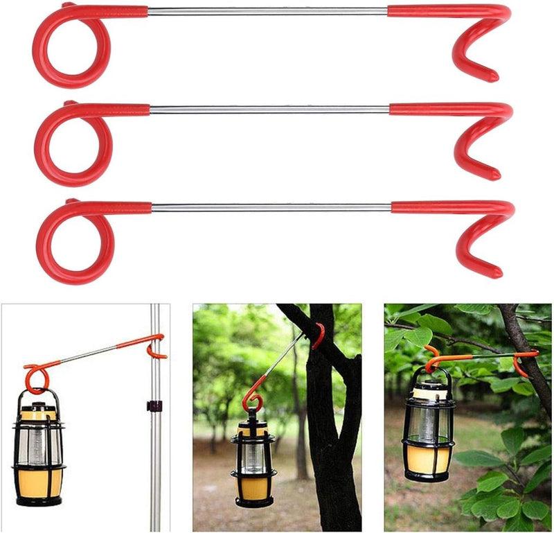 Laad afbeelding in Galerijviewer, Drie rode spiraalhaken met metalen staven hangen lantaarns aan boomtakken in een bos, waarmee Avontuurlijk licht: 3x outdoor multifunctionele campinglamp haak als ideaal accessoire voor buitenavonturen wordt getoond.

