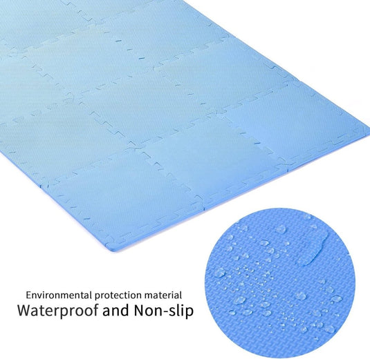 De blauwe in elkaar grijpende vloermat van Transformeer je vloer is voorzien van waterdruppels en de tekst: "Milieuvriendelijk materiaal, waterdicht en antislip." Gemaakt van duurzaam rubber ethyleenvinylacetaat, biedt het comfort in een veilige ruimte.