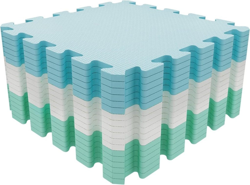 Laad afbeelding in Galerijviewer, Een stapel van onze zachte, in elkaar grijpende puzzelmatten in de kleuren blauw, wit en groen vormt een kubusvorm.
