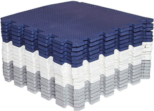 Een stapel Transformeer je vloer met onze zachte interlockende puzzelmat in de kleuren marineblauw, wit en grijs is in afwisselende lagen gerangschikt om een veilige, comfortabele ruimte te creëren.