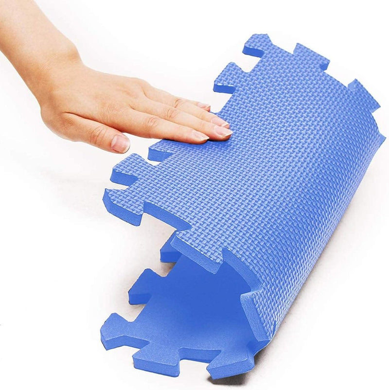 Laad afbeelding in Galerijviewer, Een hand raakt een flexibele, blauwe in elkaar grijpende puzzelmat aan, gemaakt van zacht rubber Ethyleenvinylacetaat, zoals beschreven in &quot;Transformeer je vloer met onze zachte interlockende puzzelmat - Creëer een veilige, comfortabele ruimte!&quot;, gedeeltelijk opgerold.
