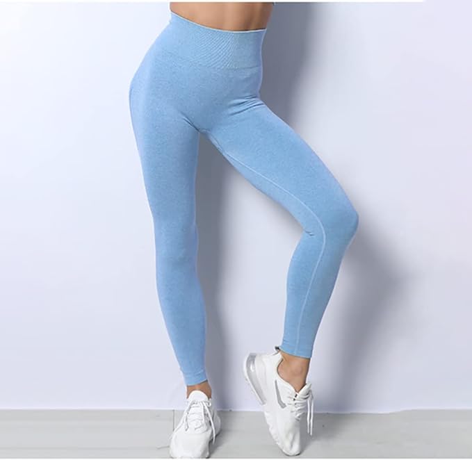 Laad afbeelding in Galerijviewer, In een blauwe legging met hoge taille en witte sneakers staat een persoon tegen een smetteloos witte achtergrond, klaar in hun &quot;Zie er geweldig uit en voel je geweldig in deze 3-delige yoga workoutset!.

