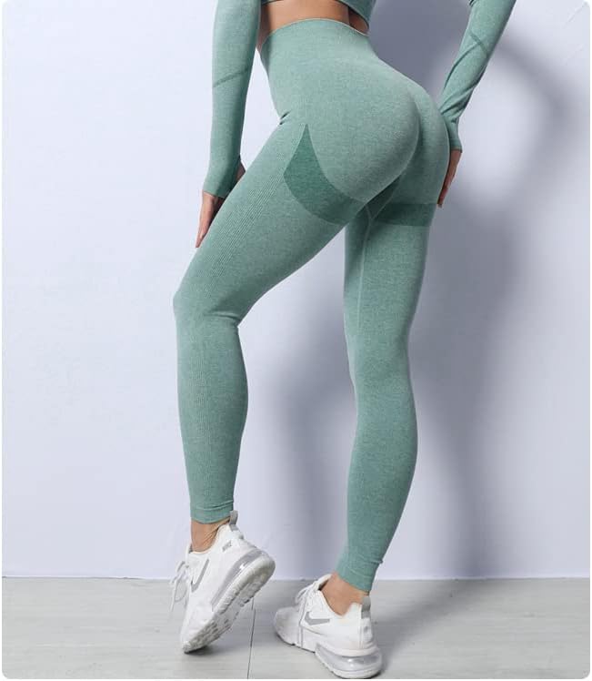 Laad afbeelding in Galerijviewer, De persoon is elegant zijwaarts geposeerd, balancerend op één voet in witte sneakers tegen een witte achtergrond. Ze presenteren een blauwgroen yoga-workoutset, met een tijdelijke legging gemaakt van bestendige stof voor comfort en stijl, onderdeel van de 3-delige set &quot;Zie er geweldig uit en voel je geweldig&quot;.
