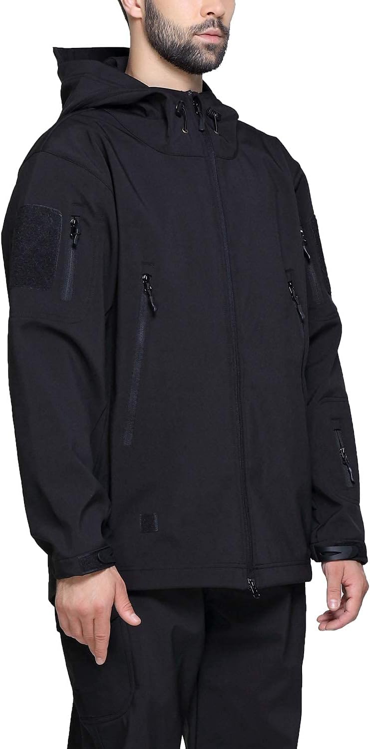Laad afbeelding in Galerijviewer, Vanaf de zijkant wordt een persoon gezien die een camouflage tactische heren softshell jas draagt, de perfecte metgezel voor je outdoor avonturen, met meerdere ritsen tegen een effen achtergrond.
