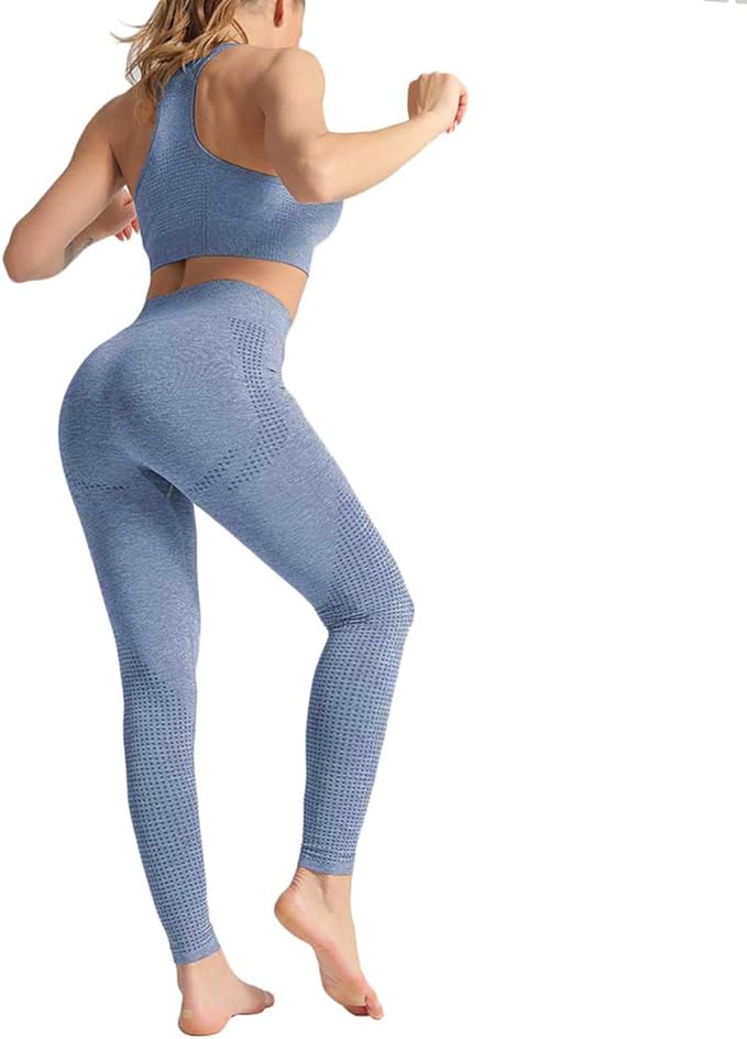 Laad afbeelding in Galerijviewer, Het individu in blauwe activewear uit de &quot;Zie er geweldig uit en voel je geweldig in deze 3-delige yoga workoutset!&quot; is vanaf de achterkant bewegend vastgelegd, waardoor de ademende stof tegen een effen witte achtergrond wordt benadrukt.
