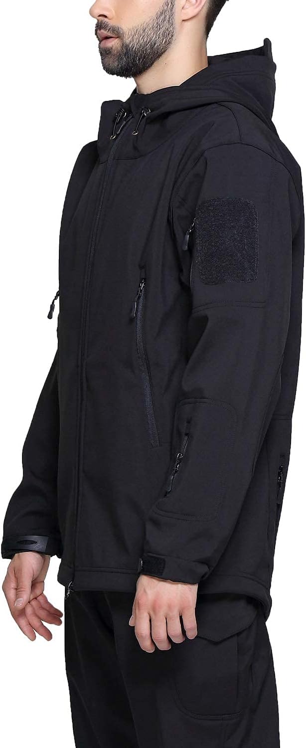 Laad afbeelding in Galerijviewer, Iemand draagt een Camouflage tactische heren softshell jas, met meerdere ritsen en zakken, en staat tegen een effen witte achtergrond.
