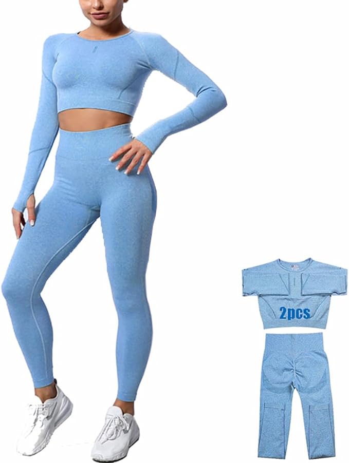 Laad afbeelding in Galerijviewer, Een persoon draagt een bijpassende lichtblauwe 3-delige yoga workout set met een lange mouwen crop top en een legging met stiksels, gecombineerd met witte sneakers. Dezelfde ademende outfit wordt ook plat op de rechterkant getoond.
