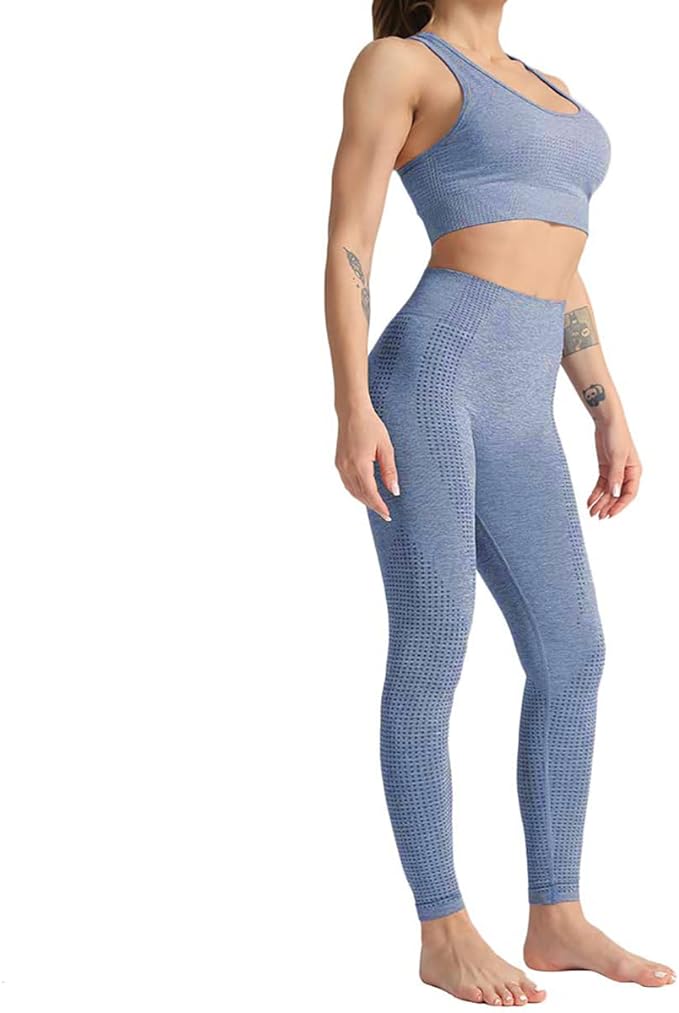 Laad afbeelding in Galerijviewer, Een persoon in een blauwe yoga workoutset uit de &quot;Zie er geweldig uit en voel je geweldig in deze 3-delige yoga workoutset!&quot; staat op blote voeten en onthult tatoeages op hun linkerarm en pols.
