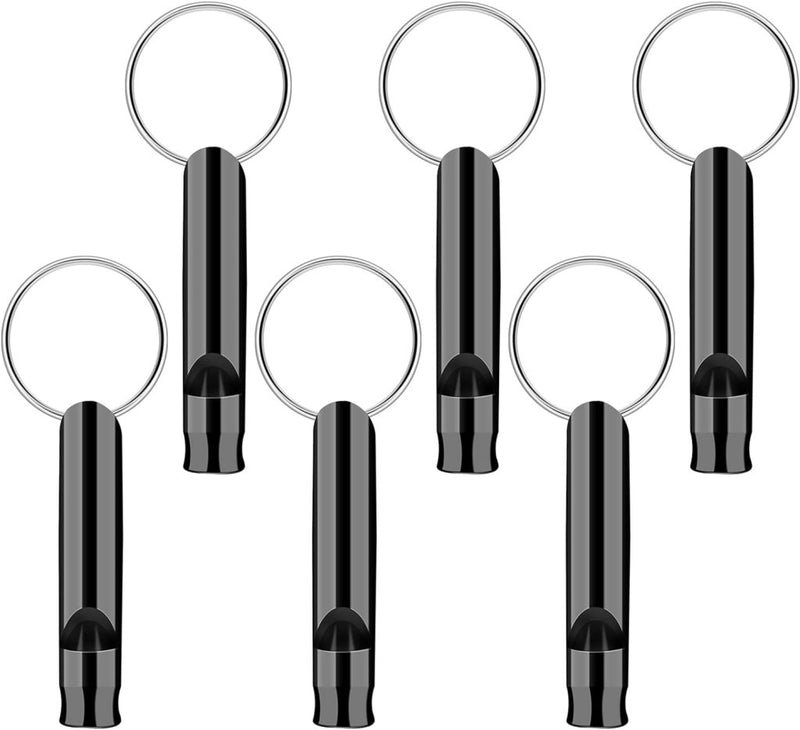 Laad afbeelding in Galerijviewer, Vijf van onze &quot;Blijf veilig met onze 6-delige aluminium noodfluitjes&quot; sleutelhangers met ronde ringen zijn in twee rijen gerangschikt, ideaal voor buitenactiviteiten.
