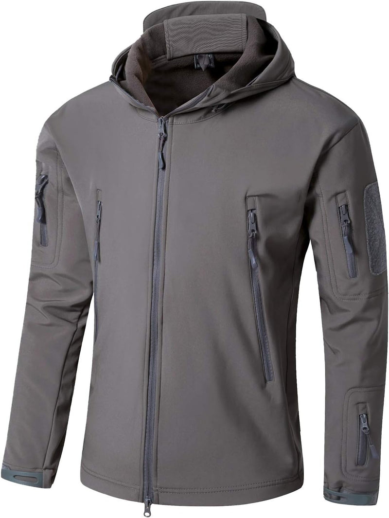 Laad afbeelding in Galerijviewer, De camouflage tactische heren softshell jas heeft een grijze capuchon, volledige rits, meerdere borst- en armzakken en verstelbare mouwen. Deze waterdichte en versleten jas biedt veelzijdigheid en comfort voor alle weersomstandigheden.
