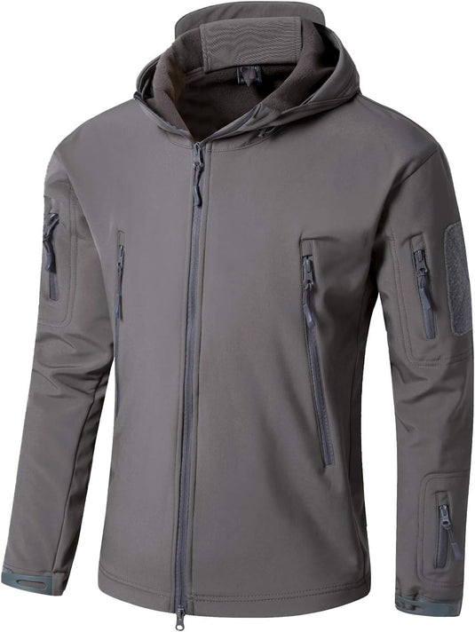 De camouflage tactische heren softshell jas heeft een grijze capuchon, volledige rits, meerdere borst- en armzakken en verstelbare mouwen. Deze waterdichte en versleten jas biedt veelzijdigheid en comfort voor alle weersomstandigheden.