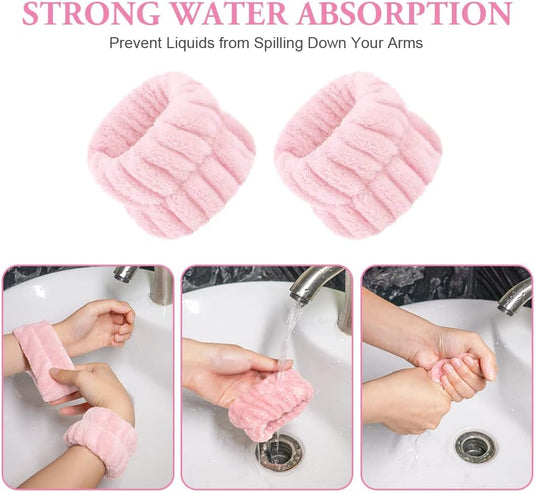 Een persoon wast de handen met roze elastische polsbanden, gemaakt van microvezelmateriaal om te voorkomen dat water langs de armen loopt. Tekst: "STERKE WATERABSORPTIE: Voorkom dat vloeistoffen langs uw armen lopen." Product: Zachte polsbanden voor gezichtsverzorging – Zachte spa armbanden voor yoga en make-up.