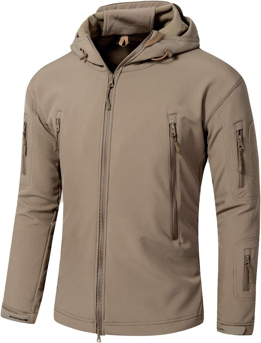 Een tactische softshelljas voor heren met camouflagemotief, ontworpen voor buitenavonturen, met een volledige ritssluiting aan de voorkant en meerdere zakken met rits, afgebeeld op een witte achtergrond.