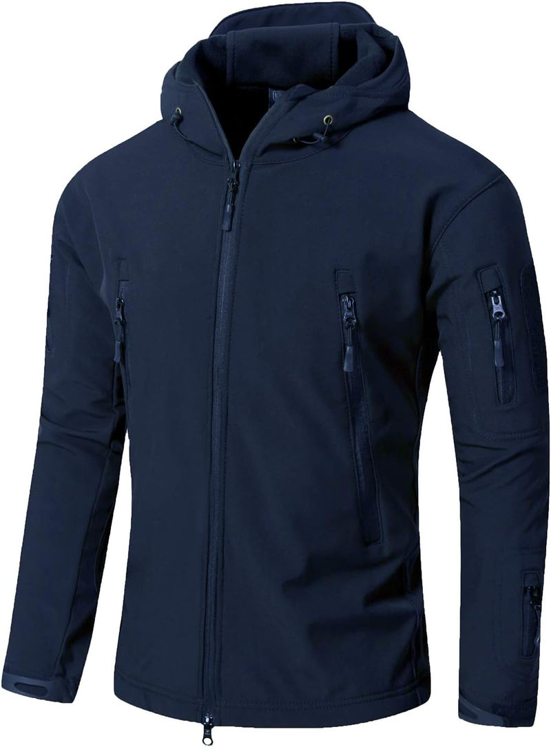 Laad afbeelding in Galerijviewer, Een marineblauwe capuchonjas met een rits aan de voorkant, meerdere zakken met rits en trekkoorden op de capuchon wordt elegant gepresenteerd op een effen witte achtergrond. De Camouflage tactische heren softshell jas: de perfecte metgezel voor je outdoor avonturen biedt comfort en stijl voor elke gelegenheid.
