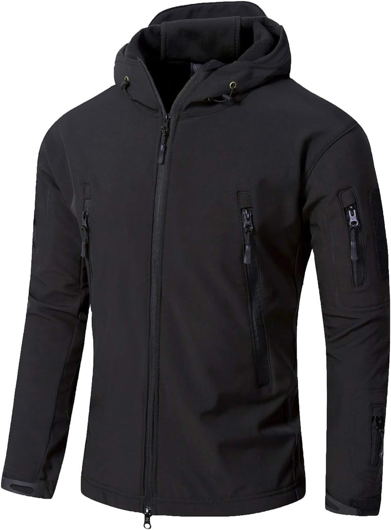 Laad afbeelding in Galerijviewer, Camouflage tactische heren softshell jas, weergegeven met een capuchon, rits aan de voorkant, en borst- en mouwzakken op een effen achtergrond. Deze versleten jas biedt stijl en functie voor elk outdooravontuur.
