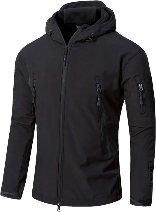 Camouflage tactische heren softshell jas, weergegeven met een capuchon, rits aan de voorkant, en borst- en mouwzakken op een effen achtergrond. Deze versleten jas biedt stijl en functie voor elk outdooravontuur.