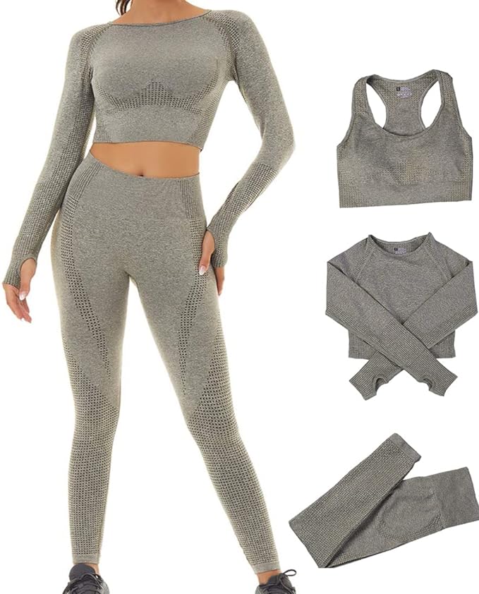 Laad afbeelding in Galerijviewer, Een vrouw in grijze sportkleding, met een crop-top met lange mouwen en een naadloze legging, staat tegen een witte achtergrond. Naast haar liggen extra tops en de 3-delige yoga workoutset: &quot;Zie er geweldig uit en voel je geweldig in deze.
