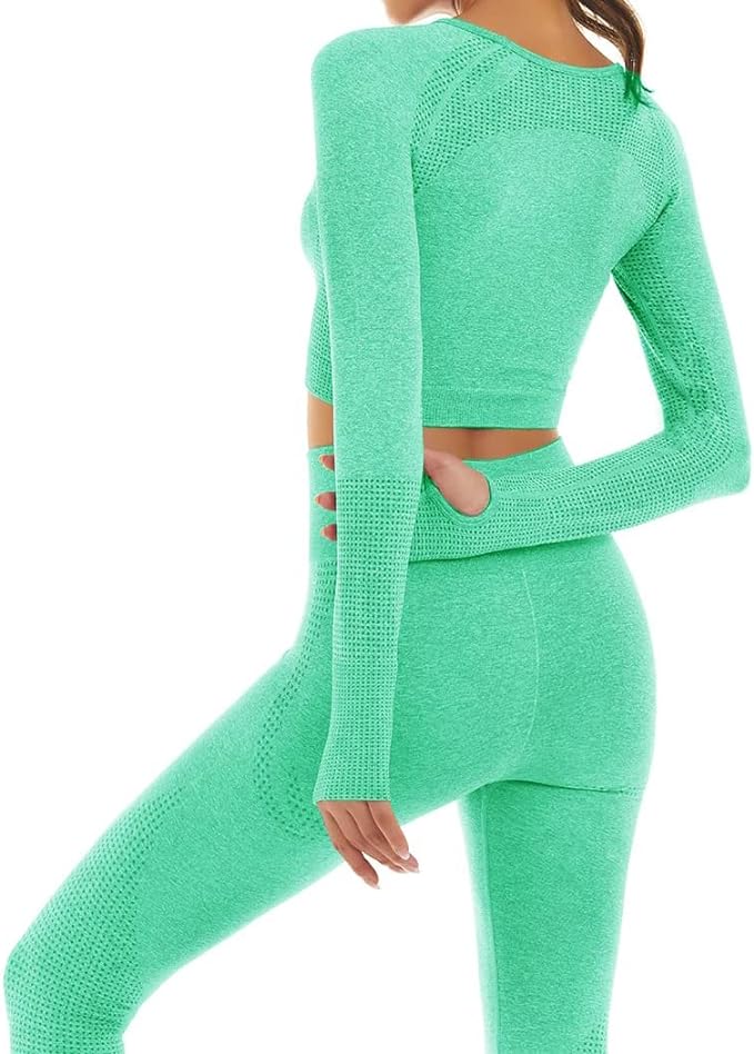 Laad afbeelding in Galerijviewer, Iemand draagt de 3-delige yoga workoutset en draagt de groene crop top met lange mouwen en leggings. Gemaakt van versleten stof, zijn ze perfect voor rustige yoga workouts. De legging met sluitende naden zorgt voor meer comfort en beweging, en ziet er opvallend stijlvol uit van achteren.
