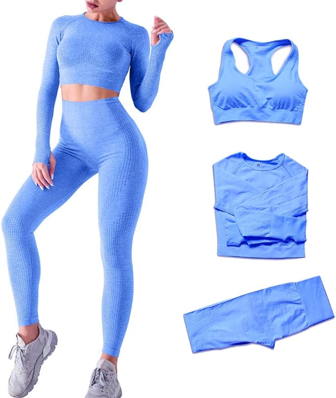Laad afbeelding in Galerijviewer, Een persoon draagt de blauwe atletische yoga-workoutset met een legging en een top met lange mouwen, allemaal onderdeel van de &quot;Zie er geweldig uit en voel je geweldig in deze 3-delige yoga-workoutset!&quot; Er zit ook een sportbeha, een T-shirt en een shortje van geweven stof naast.
