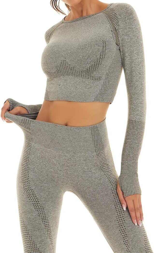 Laad afbeelding in Galerijviewer, Iemand in de &quot;Zie er geweldig uit en voel je geweldig in deze 3-delige yoga workoutset!&quot; grijze crop top met lange mouwen en verstelbare legging met hoge taille.
