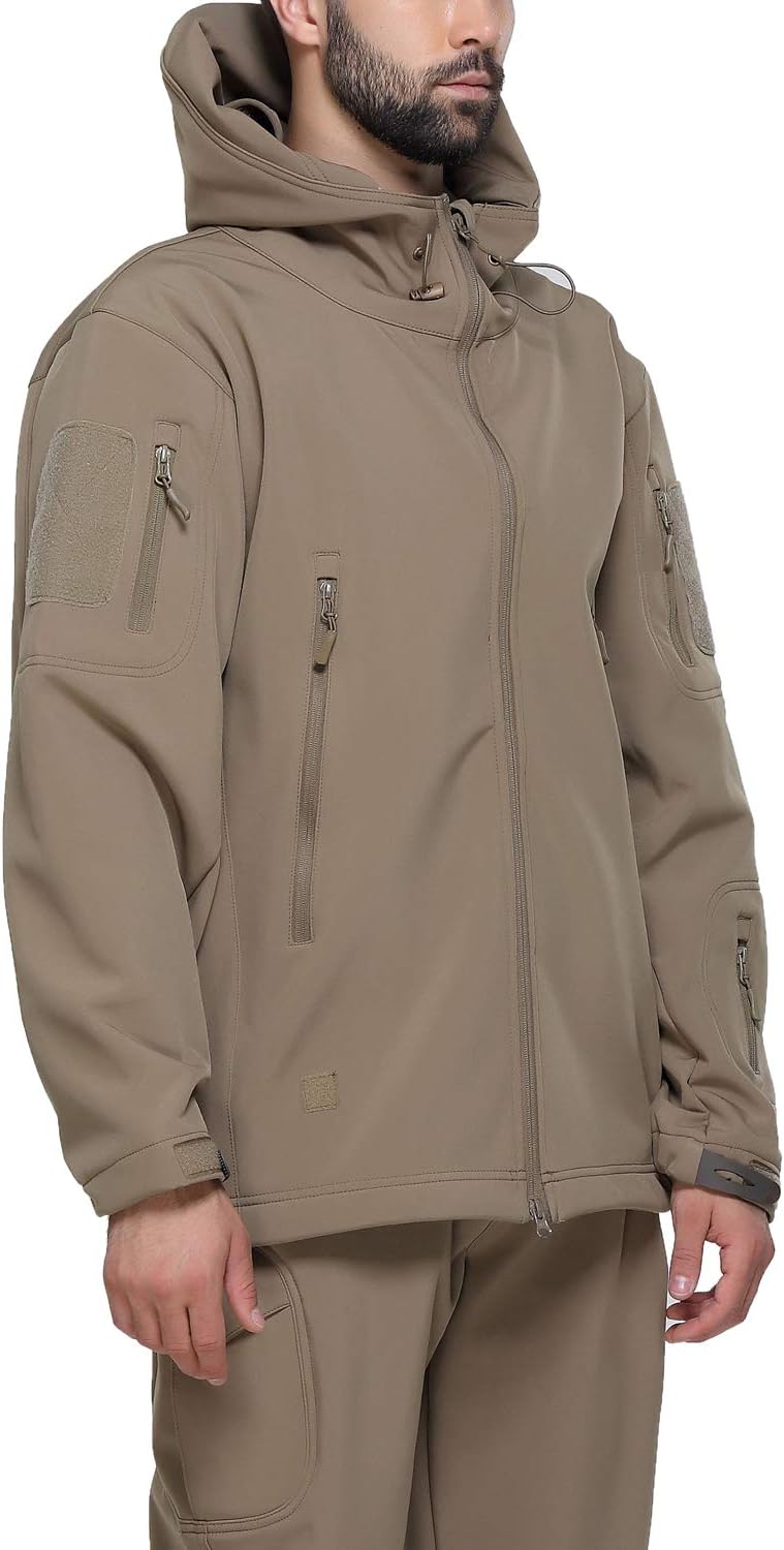 Laad afbeelding in Galerijviewer, Persoon die een camouflage tactische heren softshell jas draagt, perfect voor outdoor avonturen, met meerdere zakken met rits, staand op de zijkant.
