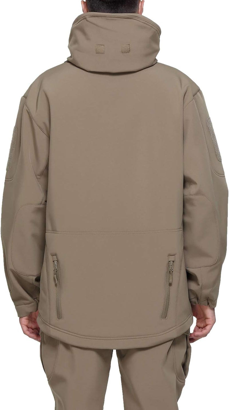 Laad afbeelding in Galerijviewer, Achteraanzicht van een persoon in een camouflage tactische heren softshell jas met hoge kraag en ritszakken, naadloos gecombineerd met bijpassende broek, de perfecte metgezel voor outdoor avonturen.
