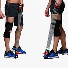 Laad afbeelding in Galerijviewer, Twee personen met beenweerstandsbanden, gekleed in zwarte shorts, kniebeschermers en blauwe sneakers op een effen achtergrond: een ideale fitnessoplossing van Verstelbare Borstexpander.
