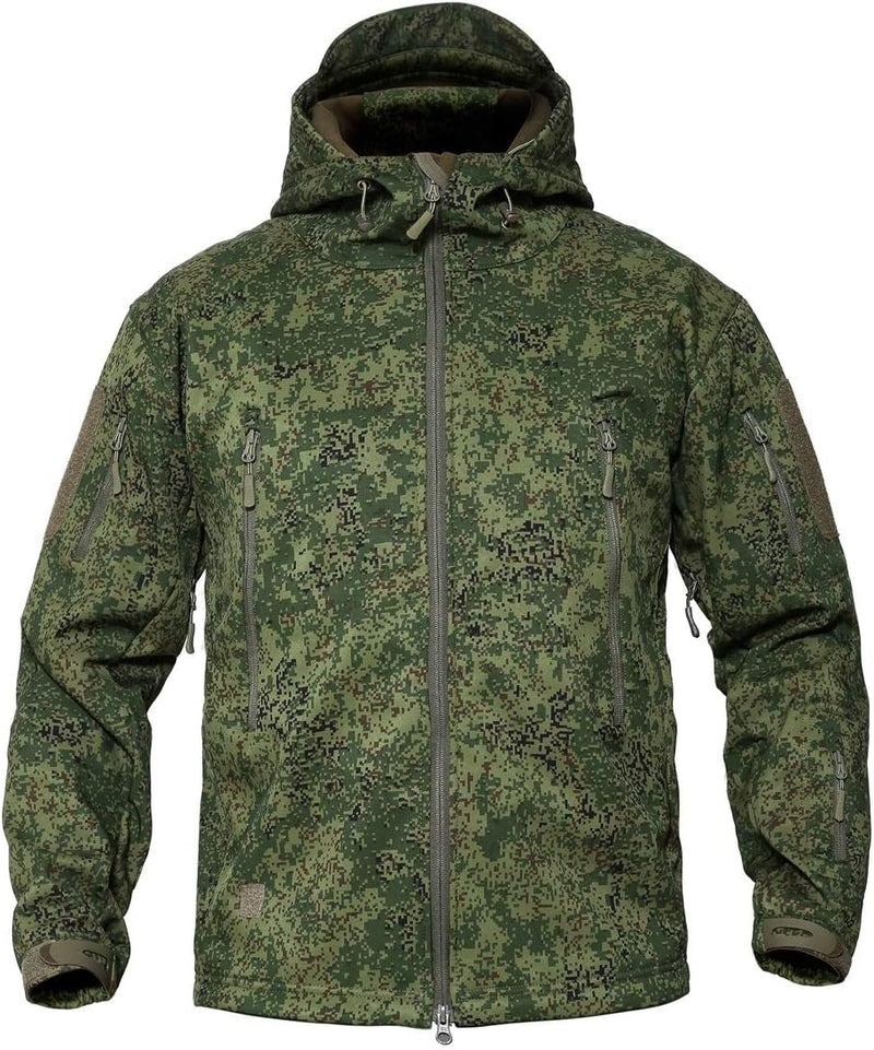 Laad afbeelding in Galerijviewer, Een groene &quot;Camouflage tactische heren softshell jas&quot;, perfect voor buitenavonturen, met meerdere zakken met rits en lange mouwen, afgebeeld op een witte achtergrond.
