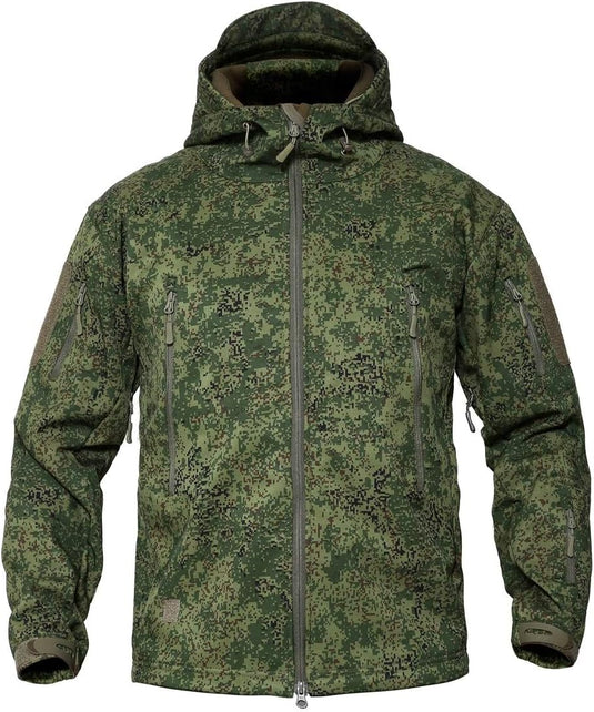 Een groene "Camouflage tactische heren softshell jas", perfect voor buitenavonturen, met meerdere zakken met rits en lange mouwen, afgebeeld op een witte achtergrond.