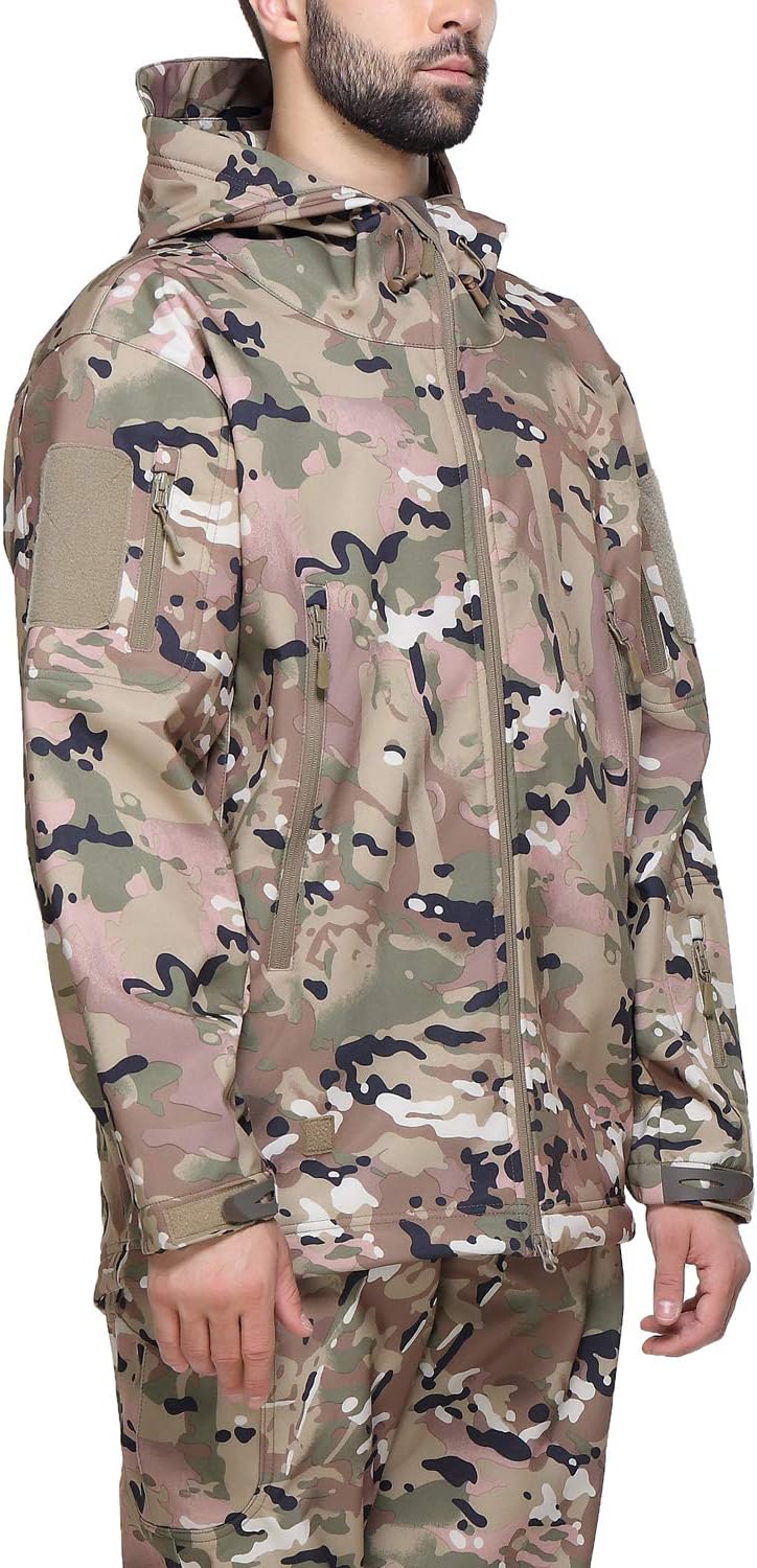Laad afbeelding in Galerijviewer, Persoon die een Camouflage tactische heren softshell jas draagt, perfect voor buitenavonturen, gecombineerd met bijpassende broekset met meerdere zakken, zijwaarts staand.
