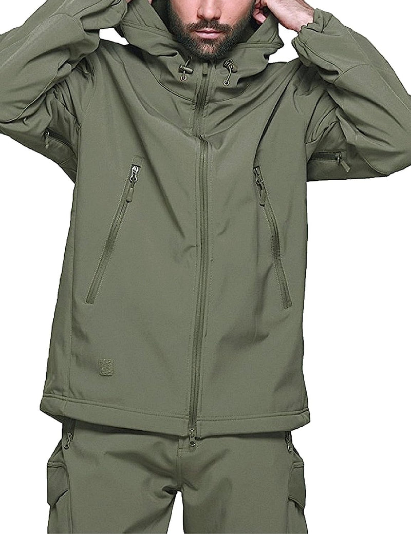Laad afbeelding in Galerijviewer, Iemand die een olijfgroene, waterdichte heren softshell jas met bijpassende broek draagt, past de capuchon aan. De jas is als een Camouflage Tactische Heren Softshell Jas: de perfecte metgezel voor je outdoor avonturen en beschikt over meerdere zakken met ritssluiting.
