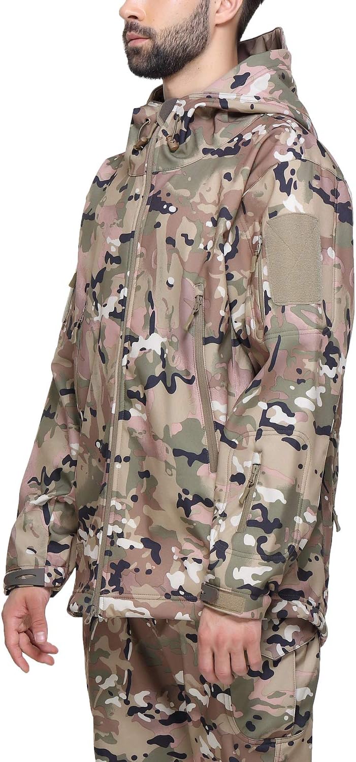 Laad afbeelding in Galerijviewer, Een persoon draagt een Camouflage tactische heren softshell jas en bijpassende broek, met het gezicht iets naar links.
