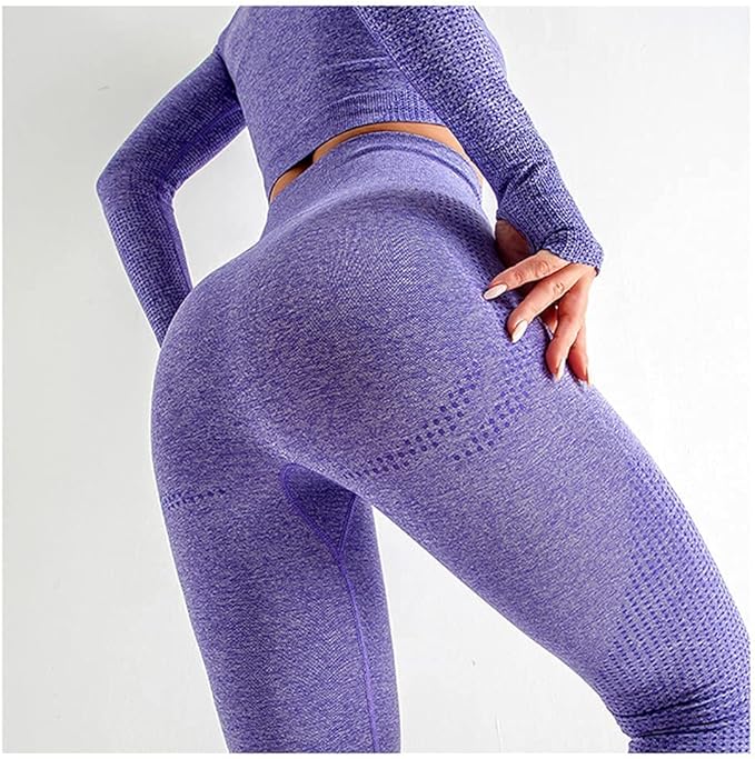 Laad afbeelding in Galerijviewer, Gekleed in de 3-delige yoga-work-outset draagt een persoon een paarse outfit met een strakke, sluitende legging en een top met lange mouwen van versleten stof.
