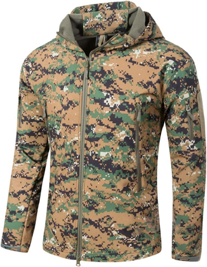Laad afbeelding in Galerijviewer, De Camouflage tactische heren softshell jas is duurzaam en waterdicht met een digitaal bospatroon, verborgen, capuchon en handige ritszakken aan beide zijden en de mouw voor optimale functionaliteit bij je outdoor avonturen.
